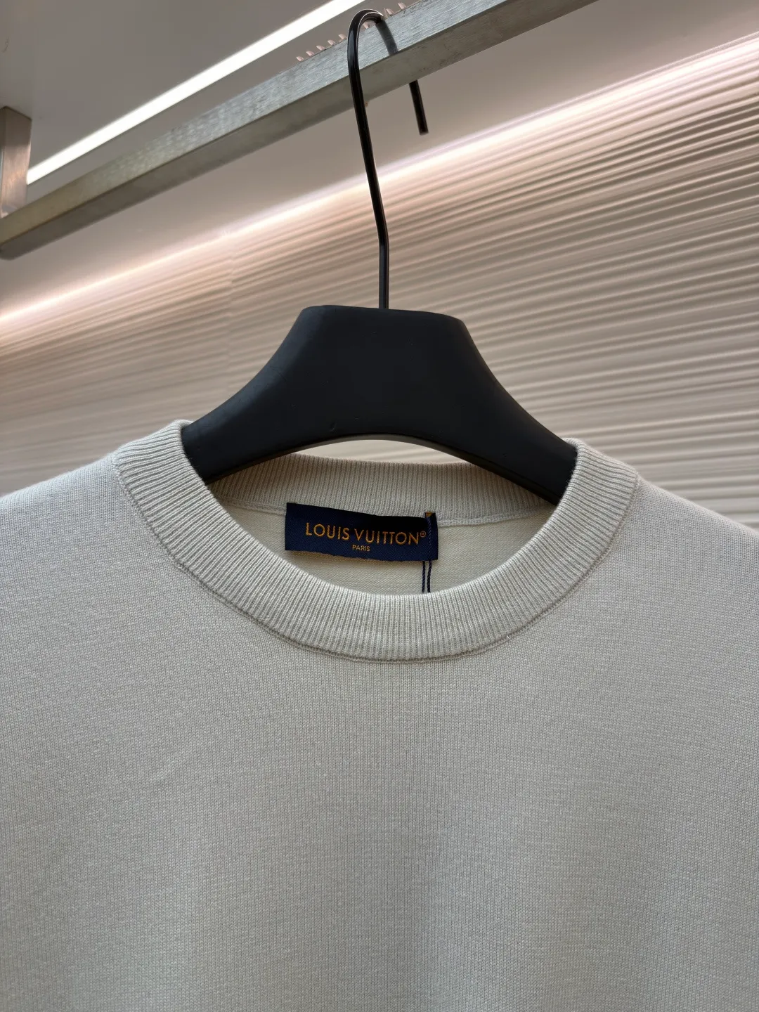 LOUIS VUITTON Pocket Intarsia Short Sleeves ●Original version: Purchased and developed for 10500 ●Item number: 1682521-A75 ●Fabric: cotton fabric ●Technology: printing production ●Color: light gray ●Version: fitted version ●Weight: about 325 grams ●Size: XS-S-M-L ●Description: This pocket jacquard T-shirt is made of high-end custom fabrics. It is soft and skin-friendly after pre-washing process. It is not easy to deform and fade. The off-white color is simple and versatile. The side pockets of the body are made of exquisite jacquard technology. The jacquard texture is three-dimensional and delicate, forming a texture contrast with the body base. The stitching of the pockets is straight and fine, strong and beautiful. The neckline is a classic round neck design, with double-needle reinforced edges and a custom-made threaded collar. It is durable and not easy to loosen. The overall shape is loose. Multiple sizes from XS to L cover different body shapes. Manual measurement error of ±3cm is within the normal range. The cuffs and hem are all seamed, and the details are exquisite. It is recommended to wash it gently and avoid violent machine washing and long-term soaking. It is suitable for daily commuting, casual outings and other wearing scenarios. The overall wiring is straight and delicate, the fabric is comfortable and soft, and the color is consistent without color difference. It can be matched with the same style to create a fashionable look and control various occasions. Customized accessories, complete with three standards, same style for men and women!